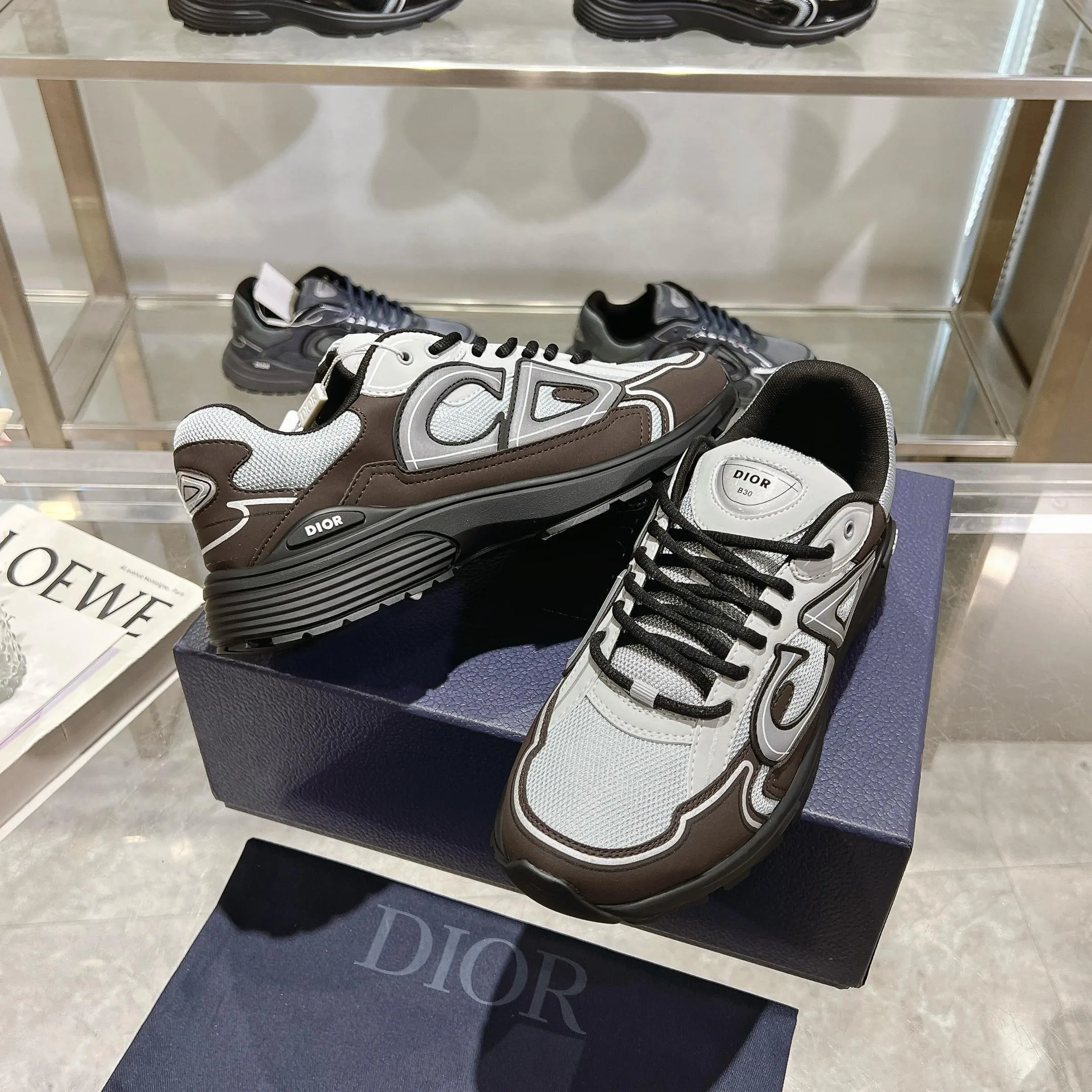 👟👟Ex-factory price 520👟👟 H612 high version B30 low-top sneakers are one of the flagship styles of this series. Crafted from mesh and technical fabrics, it's finished with a reflective 'CD30' graphic and 'DIOR B30' and 'CD30' logos on the heel and tongue. The extra-light, sculpted rubber sole adds style with signature accents, while internal stretch details create ideal comfort. Can be paired with a variety of casual looks to show a fashionable, modern and sporty style. ✅Size: 35-47 (45-46-47 customized, non-returnable and non-exchangeable) ✅Sole material: Original ultra-light IP sole ✅Packaging: Brand new counter packaging